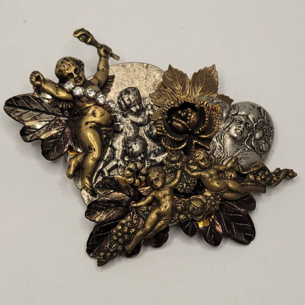 ▪︎Cherub Brooch